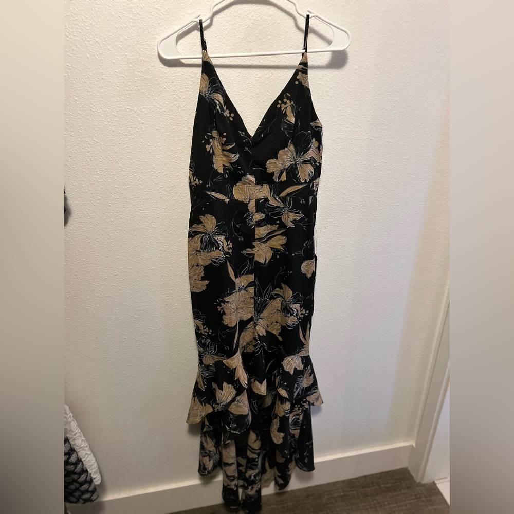 Lulu’s High-Low Maxi Dress, Darling Daylily Black Floral Print. Size Medium.